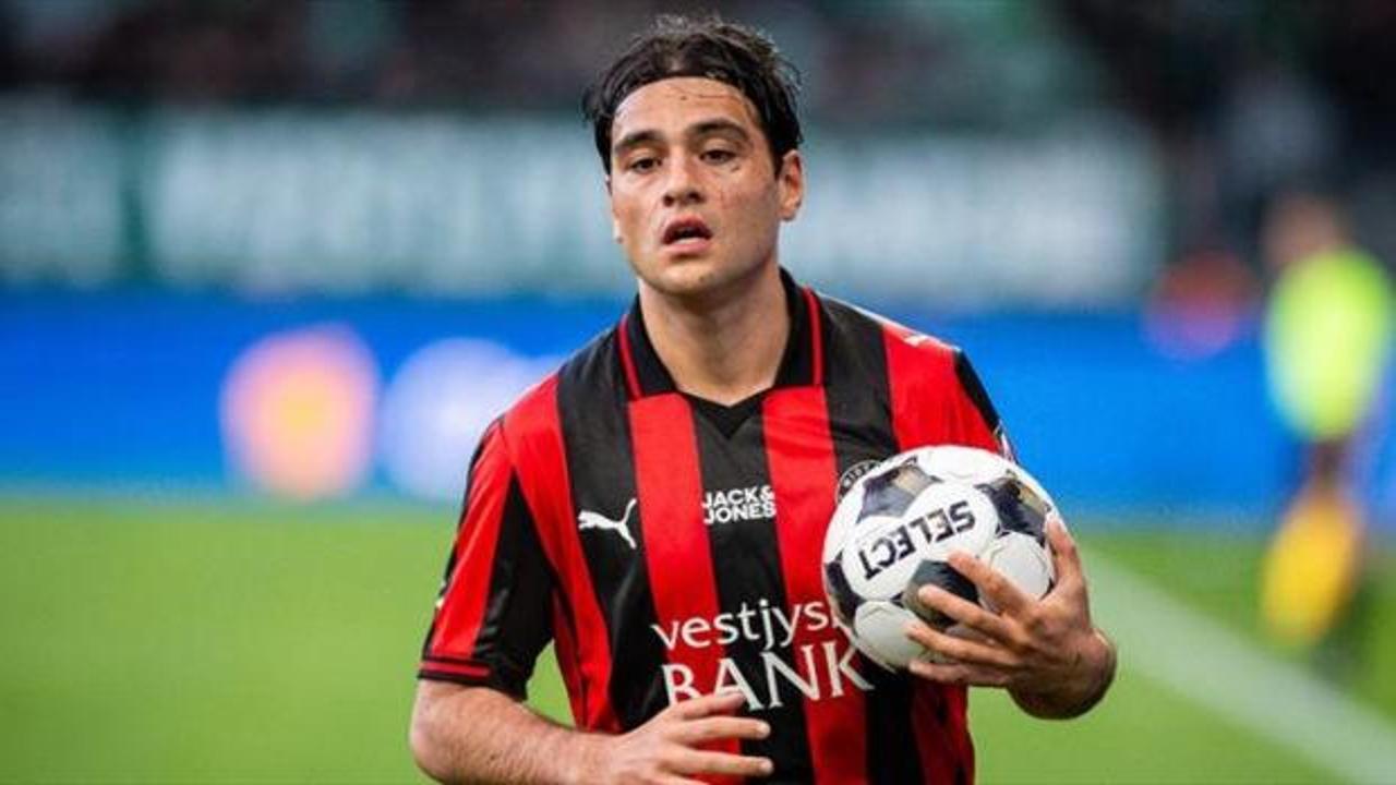 Aral Şimşir, FC Midtjylland formasıyla sahada.