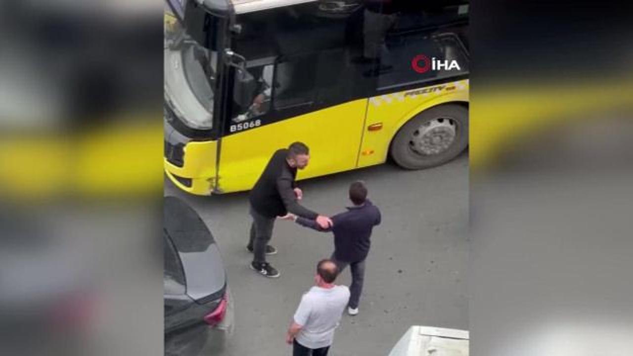 Arnavutk&ouml;y&rsquo;de İETT otob&uuml;s&uuml; otomobille &ccedil;arpıştı: S&uuml;r&uuml;c&uuml; sinir krizi ge&ccedil;irdi