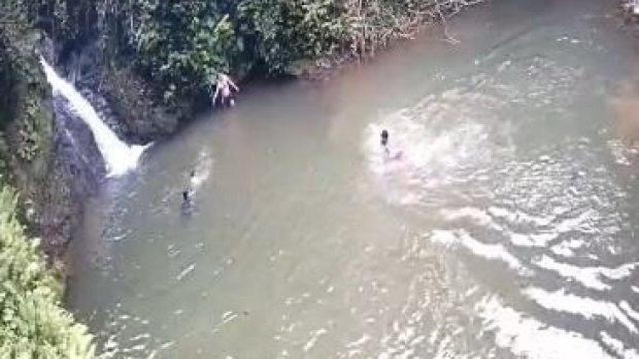 Artvin'de serinlemek için girdikleri gölette boğulan iki din görevlisinin cansız bedenleri ekipler tarafından sudan çıkarılıyor.