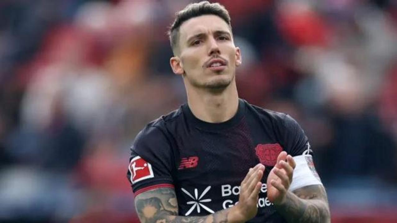 Fenerbahçe Başkanı Aziz Yıldırım, transfer görüşmeleri yapıyor.
