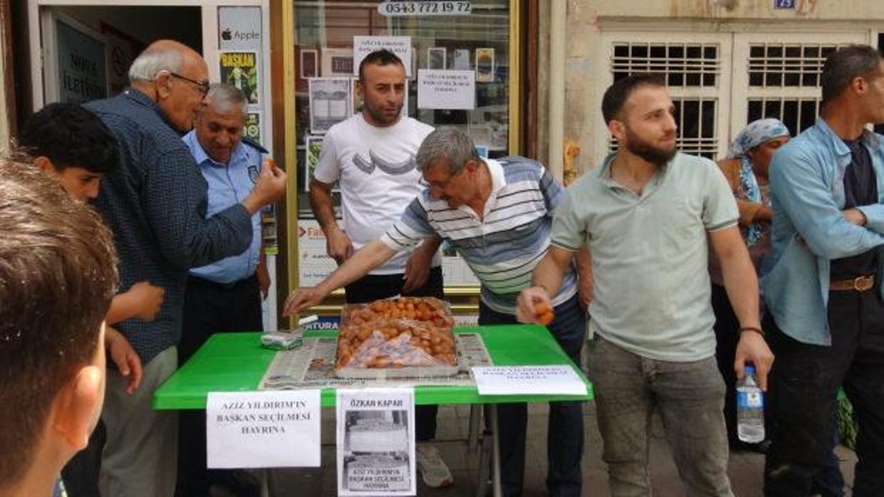 Fenerbahçe taraftarının Aziz Yıldırım'ın başkanlığı şerefine lokma dağıttığı tezgahın görüntüsü.