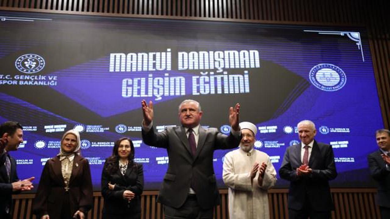 Gençlik ve Spor Bakanı Dr. Osman Aşkın Bak bir programda konuşma yaparken