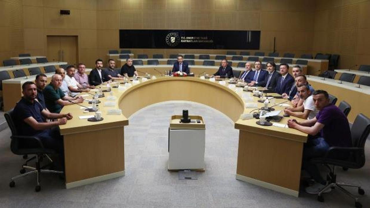 Enerji ve Tabii Kaynaklar Bakanı Alparslan Bayraktar ile Çalışma ve Sosyal Güvenlik Bakanı Vedat Işıkhan'ın madencilerle görüşmesi.