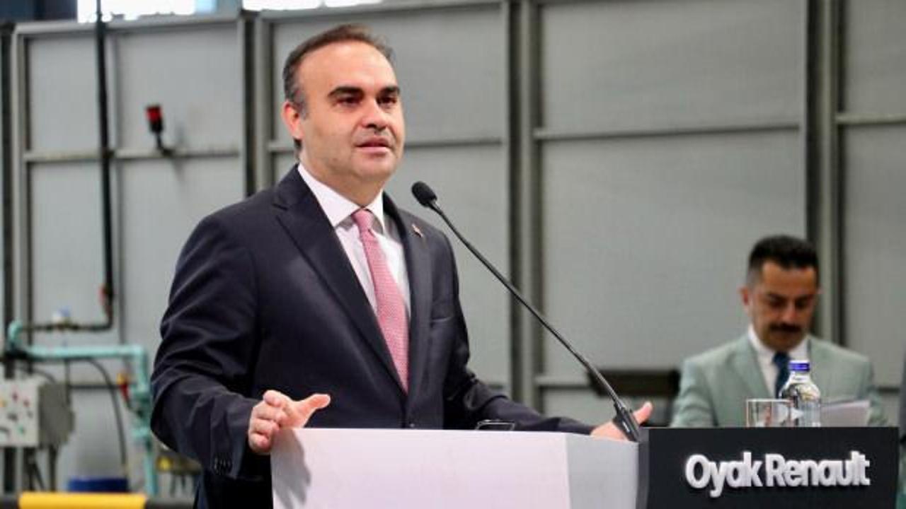 Sanayi ve Teknoloji Bakanı Mehmet Fatih Kacır'ın Oyak Renault fabrikasındaki törende konuşma yaparken çekilmiş fotoğrafı.