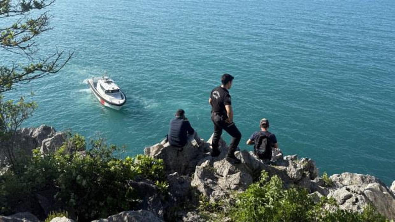 Zonguldak'ta denize düşen adamın cansız bedeni kıyıya çıkarılıyor