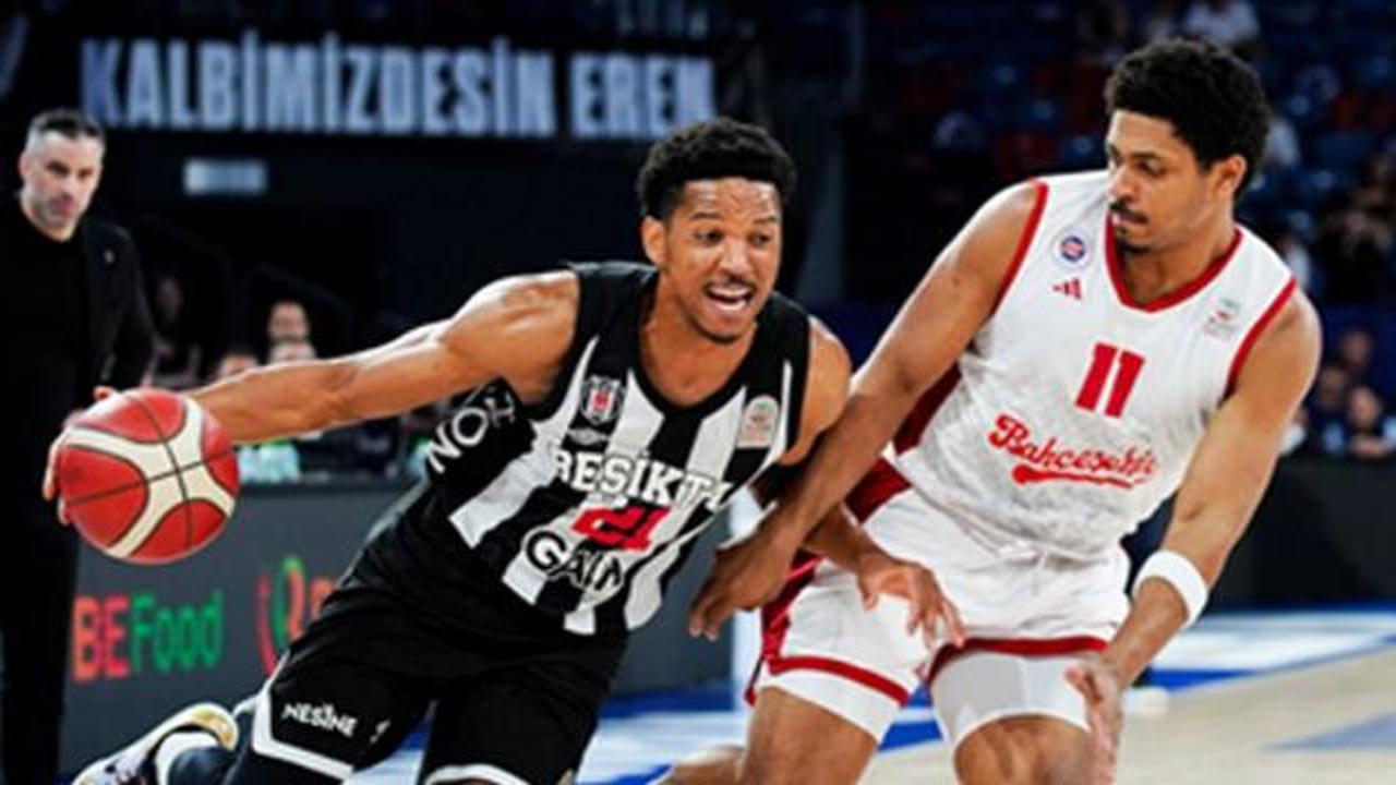 Beşiktaş GAİN ve Bahçeşehir Koleji basketbolcuları maç sırasında mücadele ediyor.