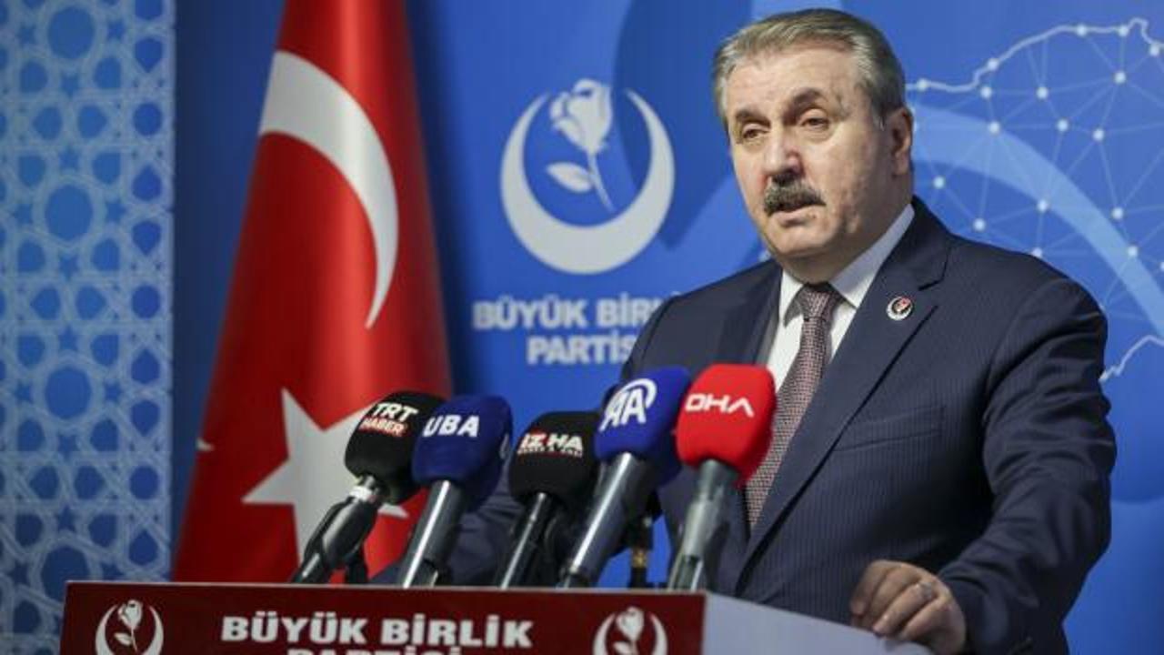 Büyük Birlik Partisi Genel Merkezi önünde açıklama yapan yetkililer