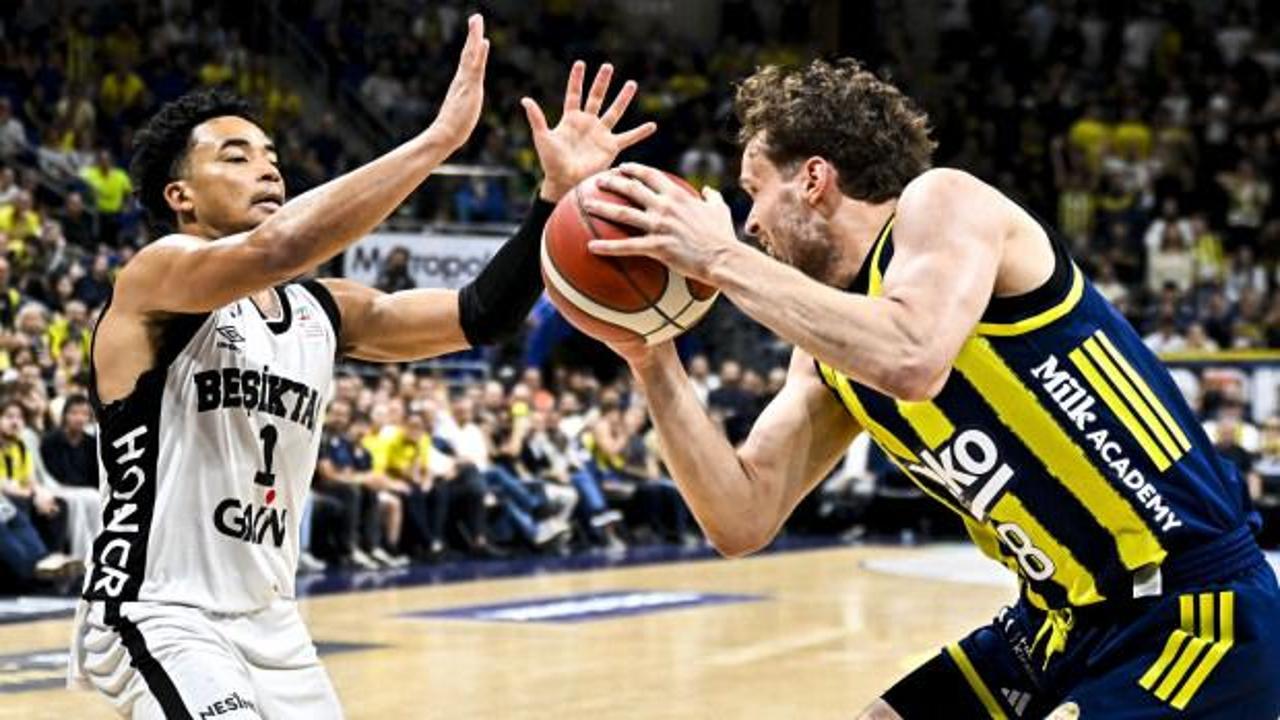 Basketbol maçı sırasında iki takım oyuncularının mücadelesi