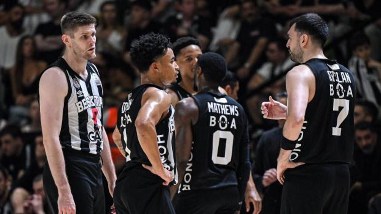 Beşiktaş GAİN basketbol takımı oyuncuları maç sırasında seviniyor.
