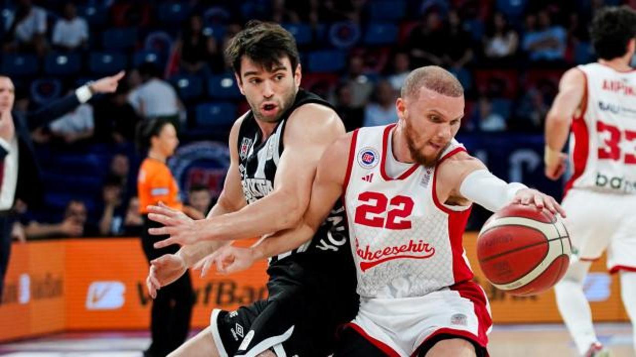 Beşiktaş GAİN basketbol takımı oyuncuları sevinirken