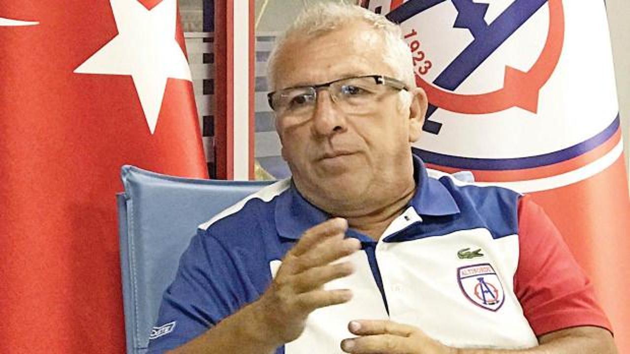 Altınordu futbol takımı oyuncuları sahada antrenman yaparken