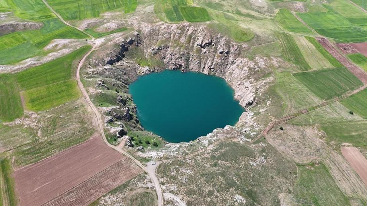 Sivas'ın Kangal ilçesinde bulunan ve 'Sivas'ın Nazar Boncuğu' olarak bilinen, suyla dolmuş 100 metre derinliğindeki obruğun kuşbakışı görünümü.