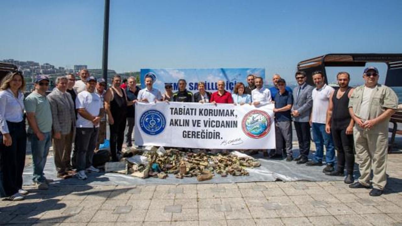 Gemlik'te deniz dibi temizliği etkinliğinde çıkarılan atıkların sergilendiği alan.