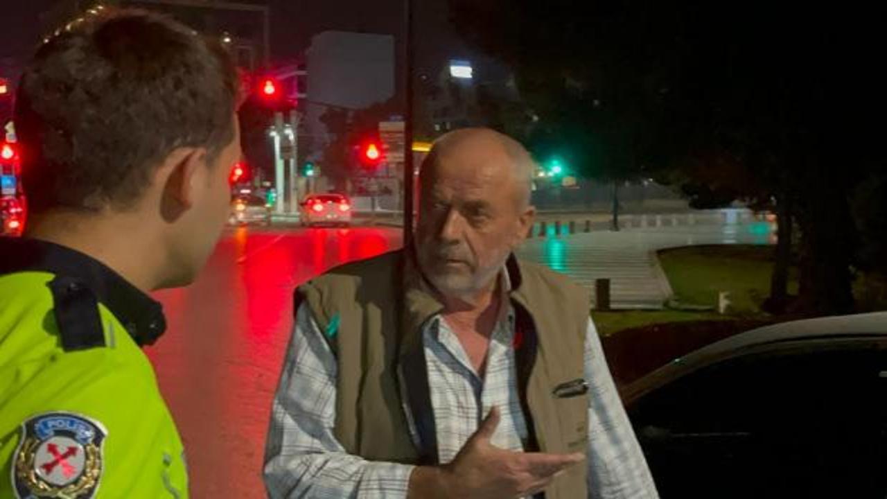Polis ekiplerinin alkollü sürücüye ceza kestiği an.