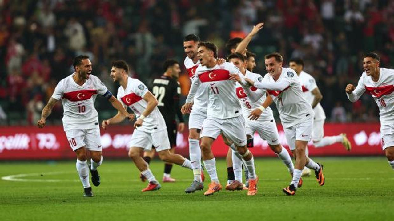 Milli Takım'ın Dünya Kupası maçı için Bursalıların dev ekranda toplandığı görsel.