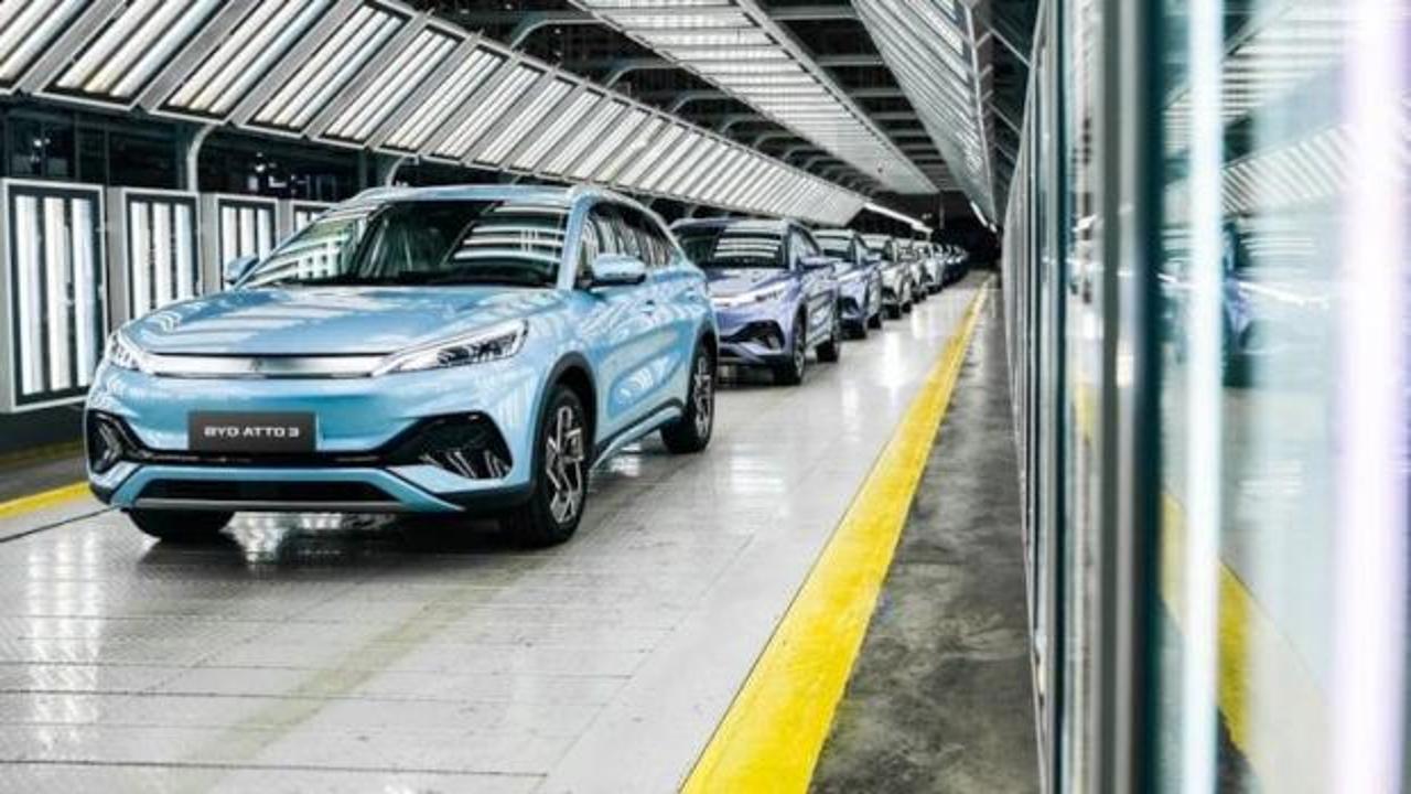 BYD logosu ve üretim bandı görseli