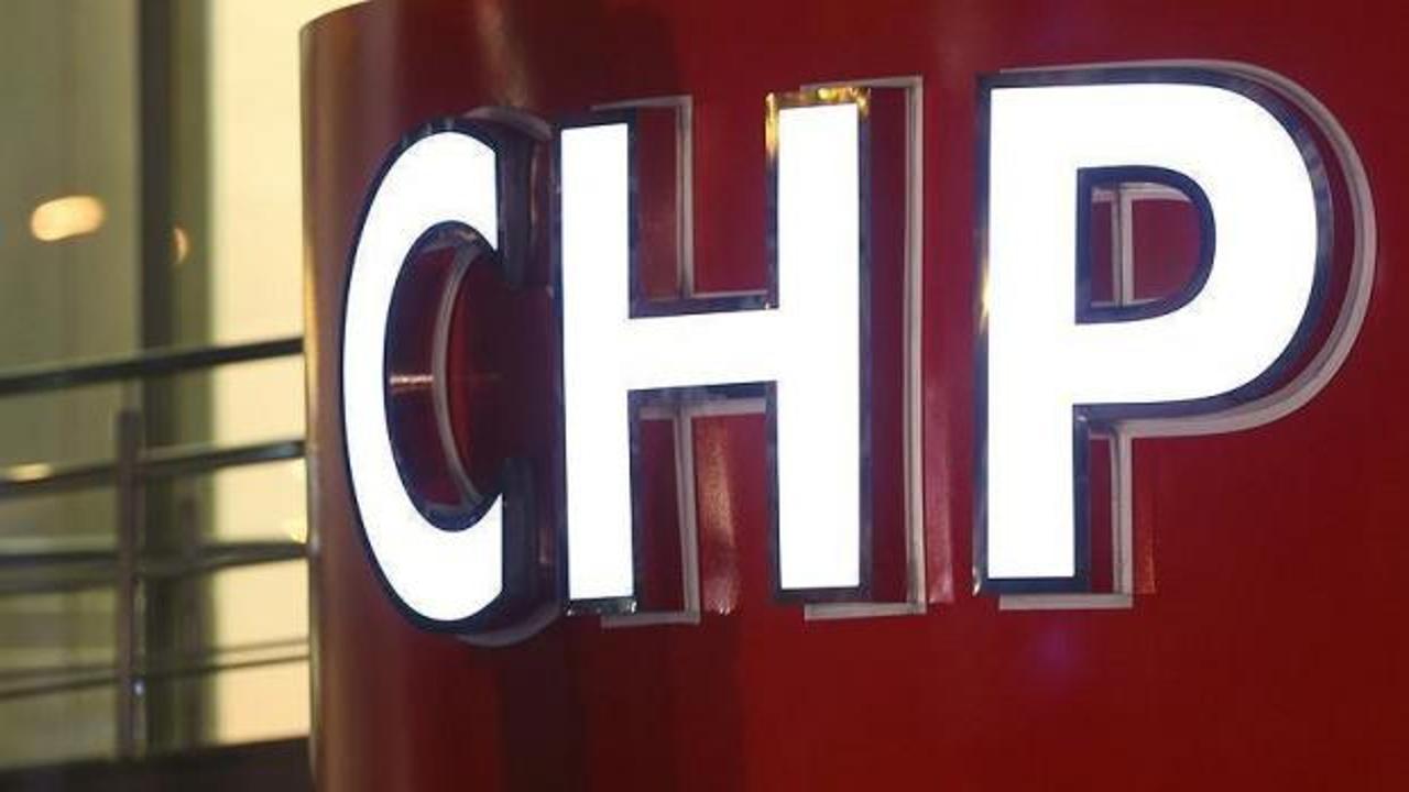 CHP parti binası önünde toplanmış kalabalık ve parti amblemi