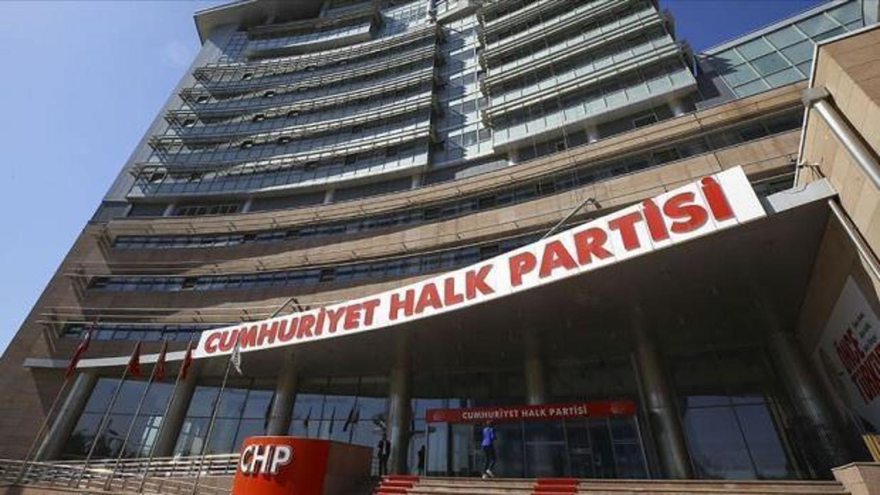 CHP parti binası önünde toplanan kalabalık ve parti bayrakları