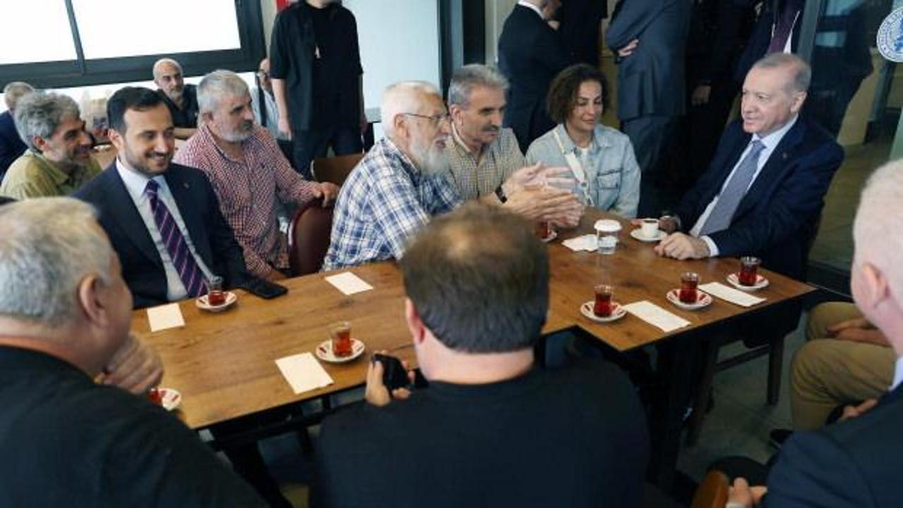 Cumhurbaşkanı Erdoğan, Beyoğlu'nda bir lokalde vatandaşlarla sohbet ederken çekilmiş bir fotoğraf.
