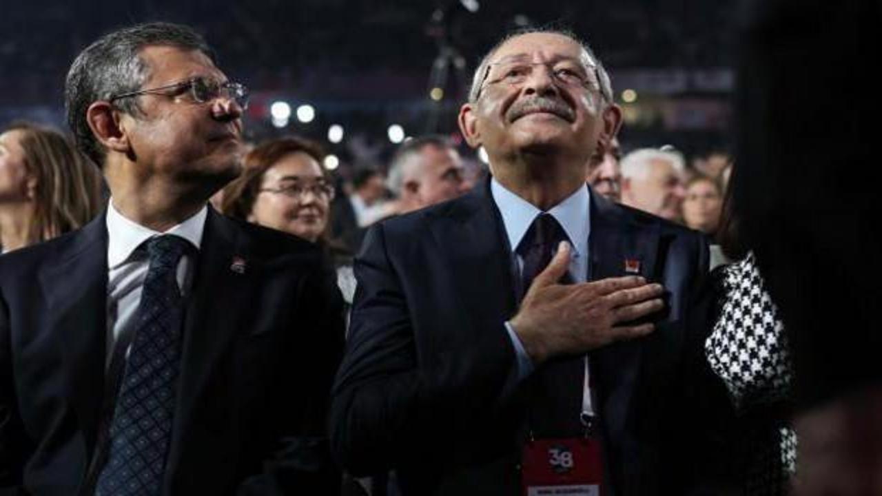 CHP Genel Merkezi önünde siyasi bir kalabalık.