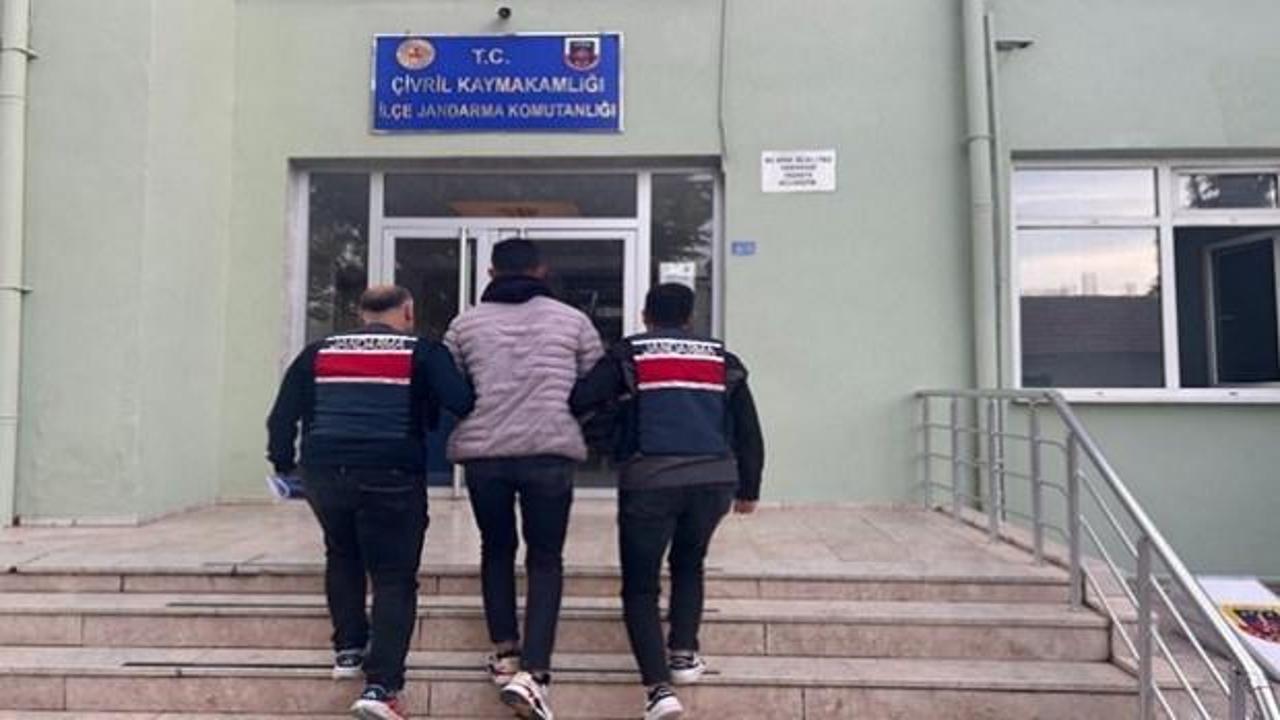 Cinayet davası sanığının mahkemede yargılanma anı temsili.