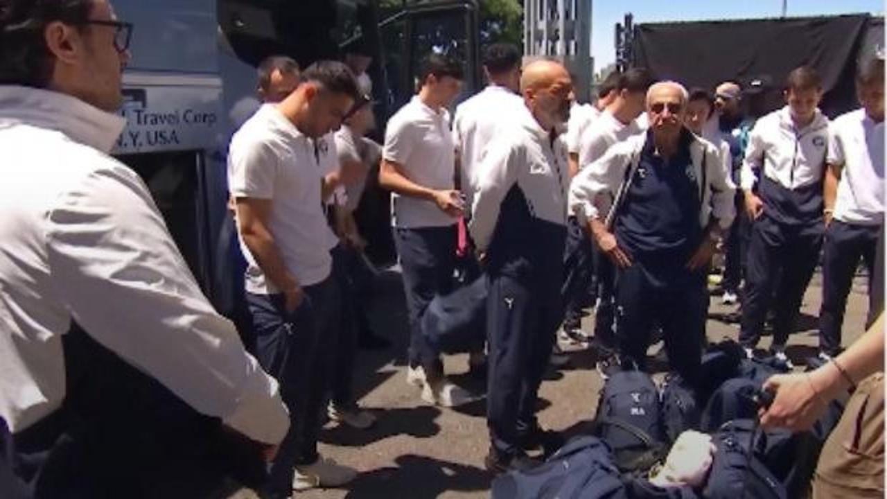 FIFA Dünya Kupası logosu ve üzerinde çeşitli futbol topu görselleri