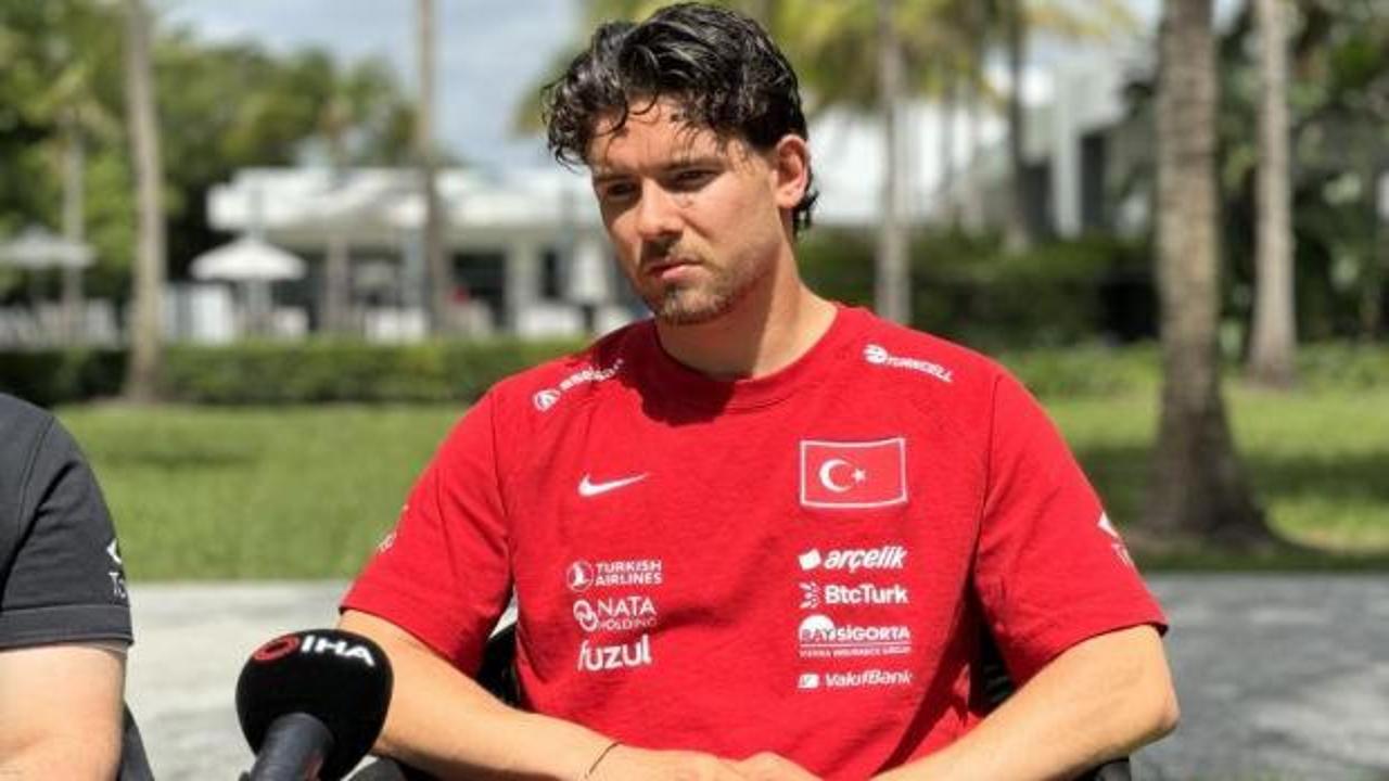 Ferdi Kadıoğlu milli takım formasıyla poz veriyor.