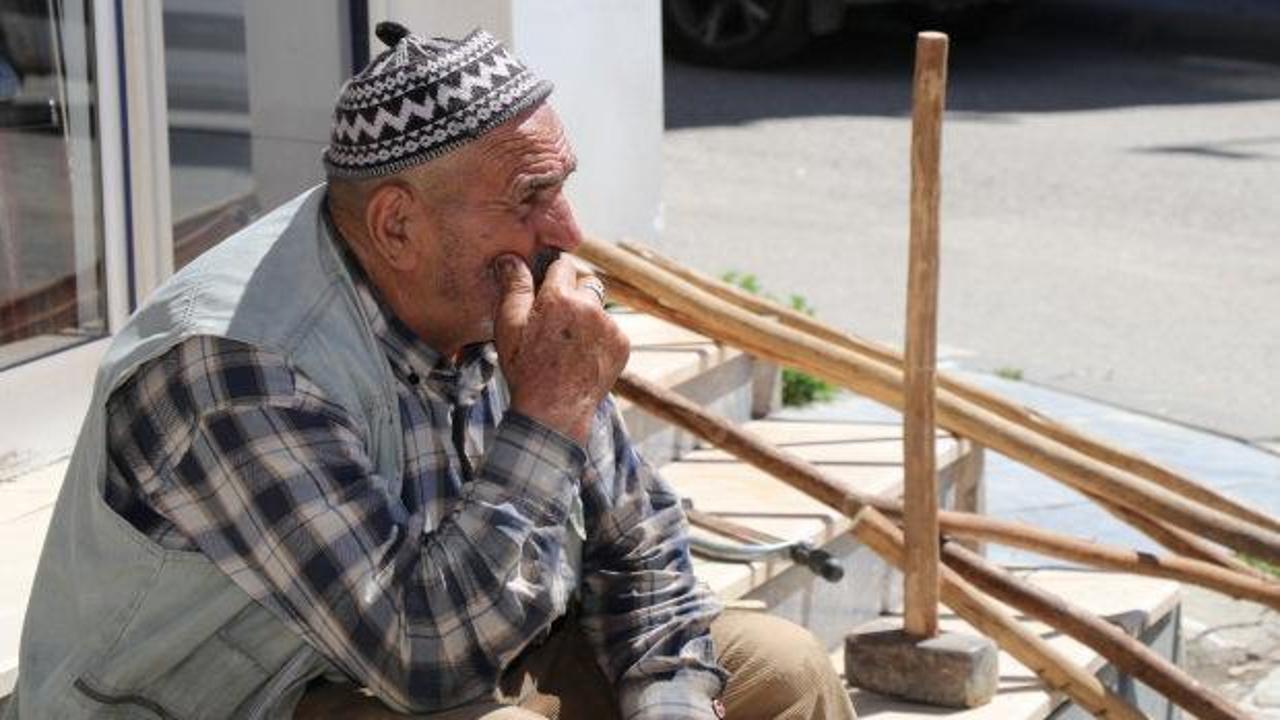 D&uuml;ş&uuml;nceli hali dikkat &ccedil;ekti! Tarım aletlerini satışa &ccedil;ıkardı 