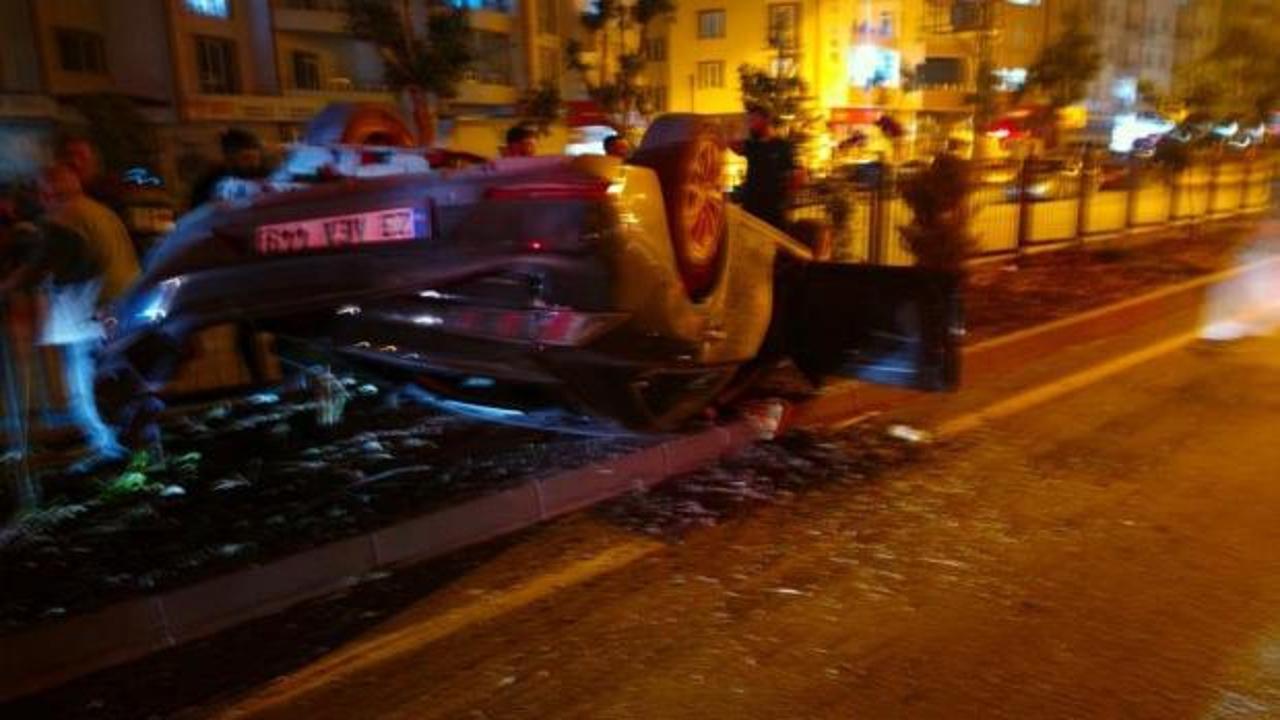 Elazığ'da kamyonet ve otomobilin karıştığı trafik kazası sonrası olay yeri.