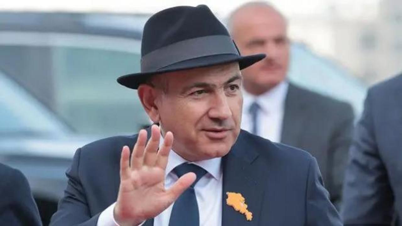 Ermenistan parlamento binası önünde halkın kutlama yaptığı bir görüntü.
