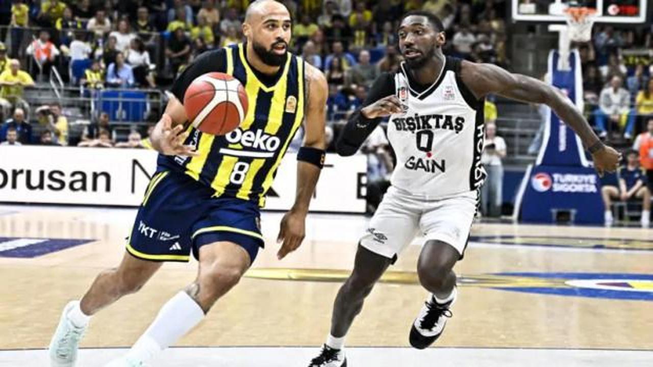 Fenerbahçe Beko ve Beşiktaş GAİN basketbol takımlarının oyuncuları maç sırasında mücadele ederken
