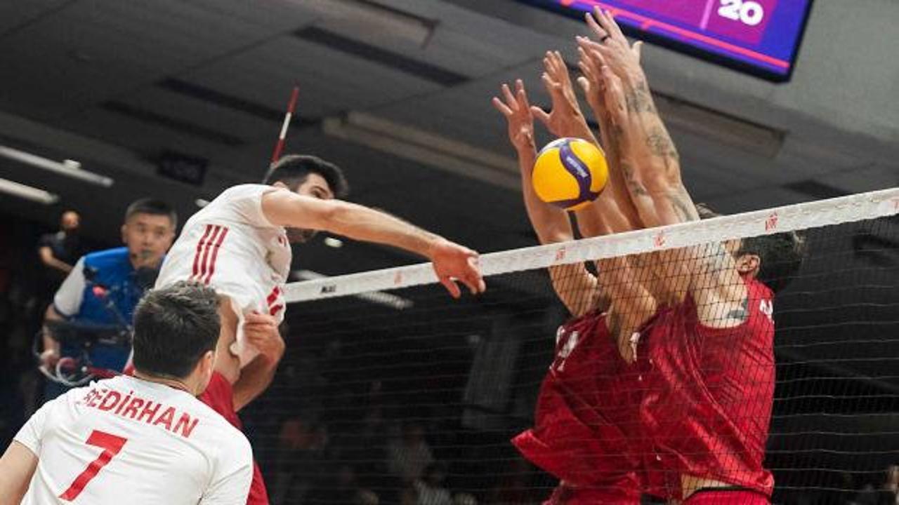 A Milli Erkek Voleybol Takımı oyuncuları maç sırasında.