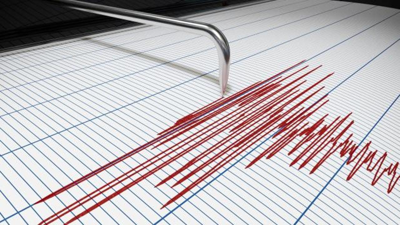 Filipinler'de 7.8 büyüklüğünde deprem sonrası tsunami uyarısı yapıldı.