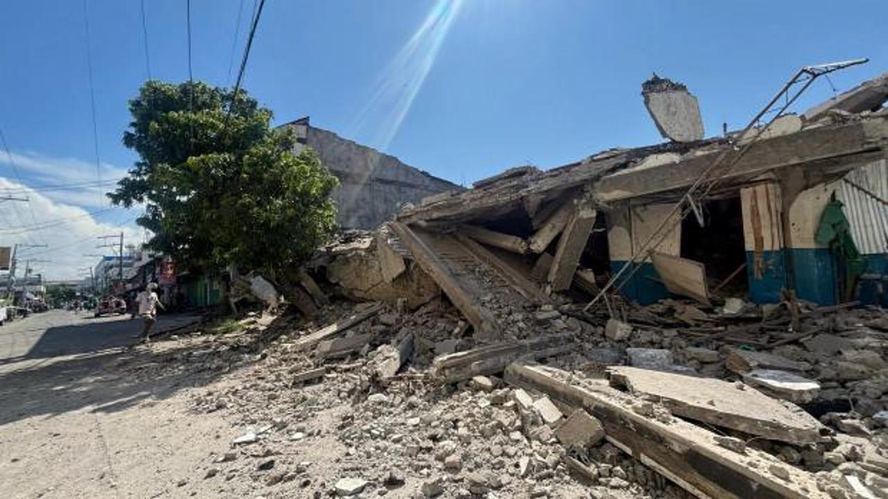 Filipinler'de meydana gelen şiddetli deprem sonrası hasar gören binalar.