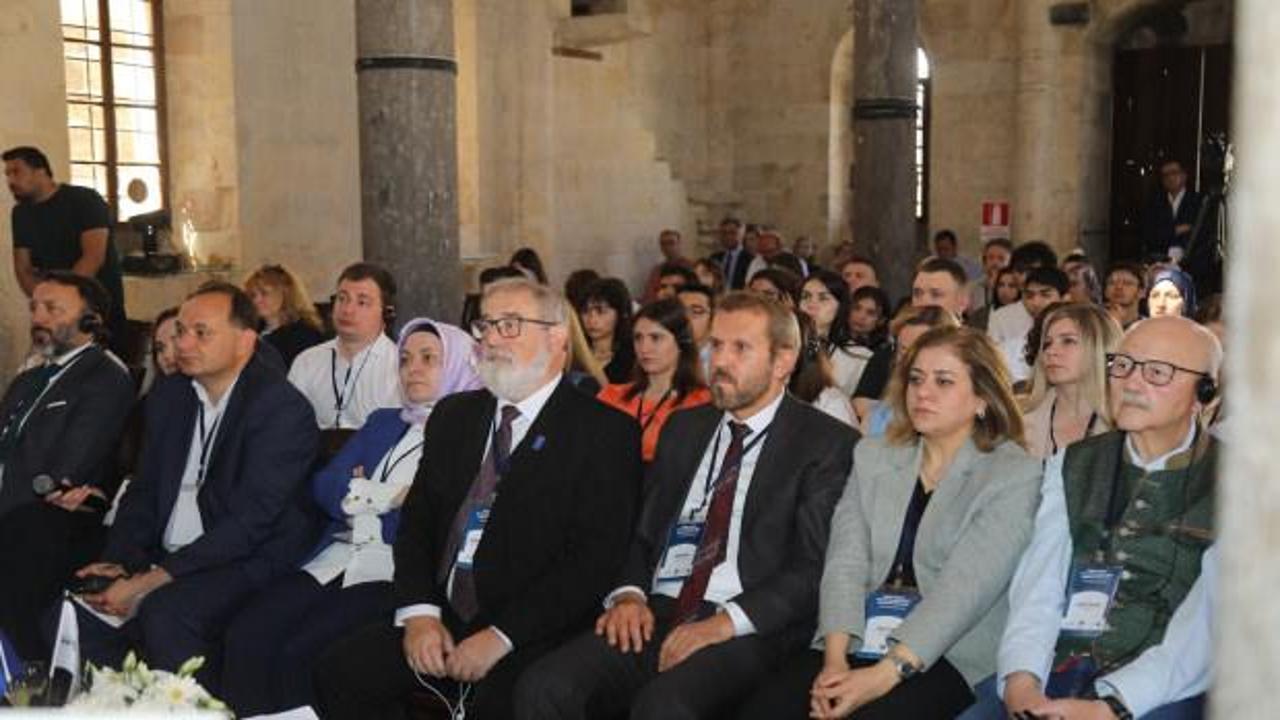 Gaziantep'te düzenlenen Avrupa Ödülü Kazanan Kentler Birliği Genel Kurulu'na katılan yabancı misafirler ve Türk heyetinden genel görüntü.