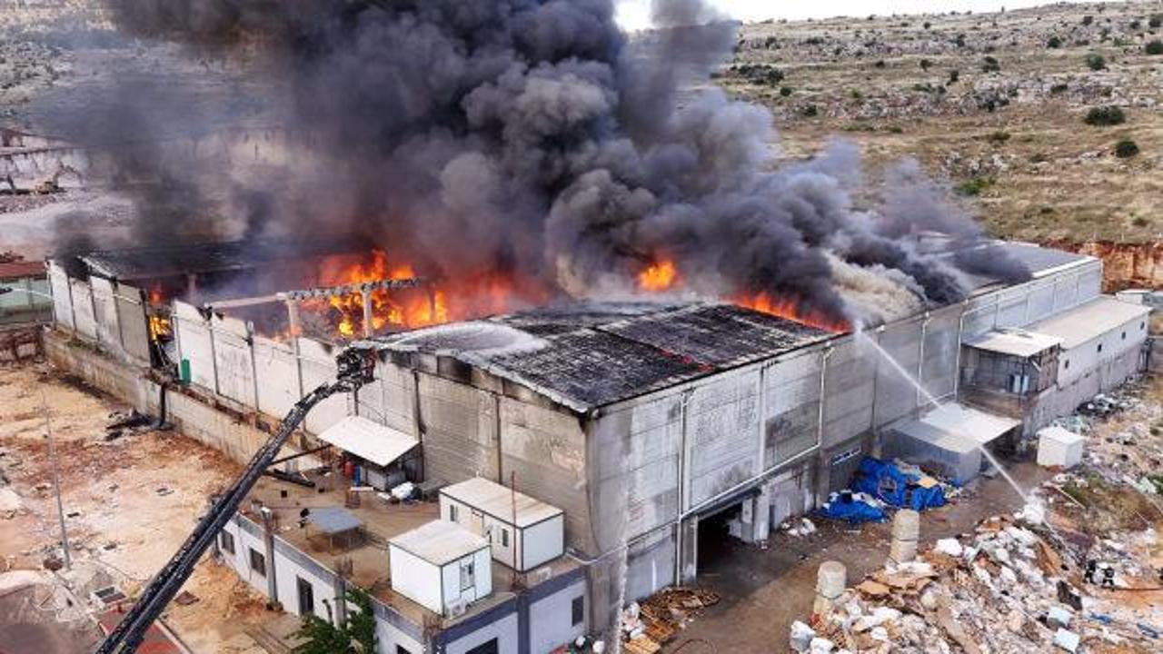 Gaziantep'te tekstil fabrikasında çıkan yangın sonrası oluşan yoğun dumanlar.