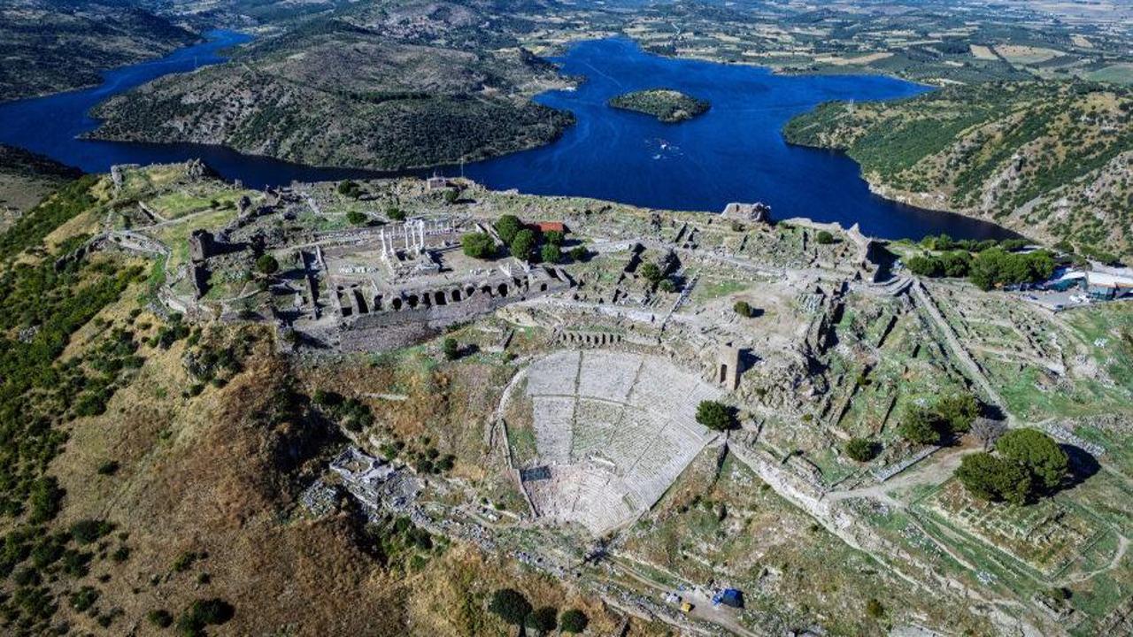Bergama Akropolü'nün tarihi kalıntıları ve günümüzdeki Ege Denizi manzarası.