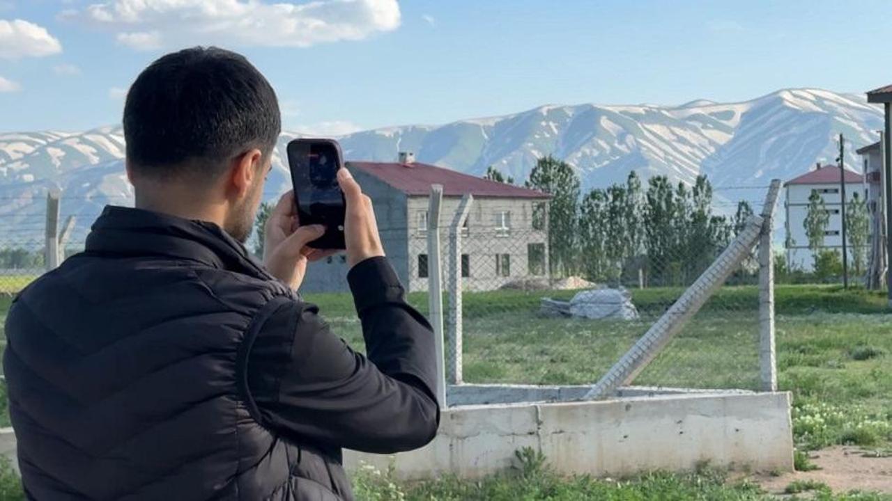Yüksekova'da karla kaplı dağların zebra desenini andıran görüntüsü