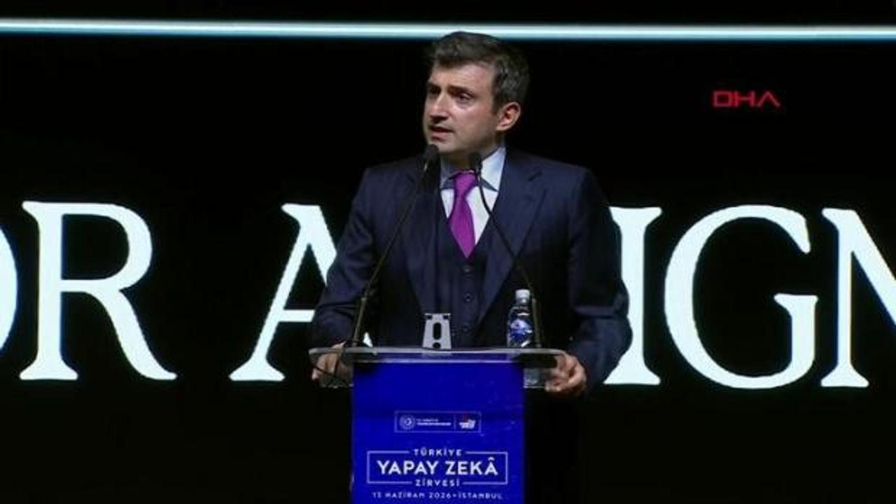 Selçuk Bayraktar bir konuşma yaparken