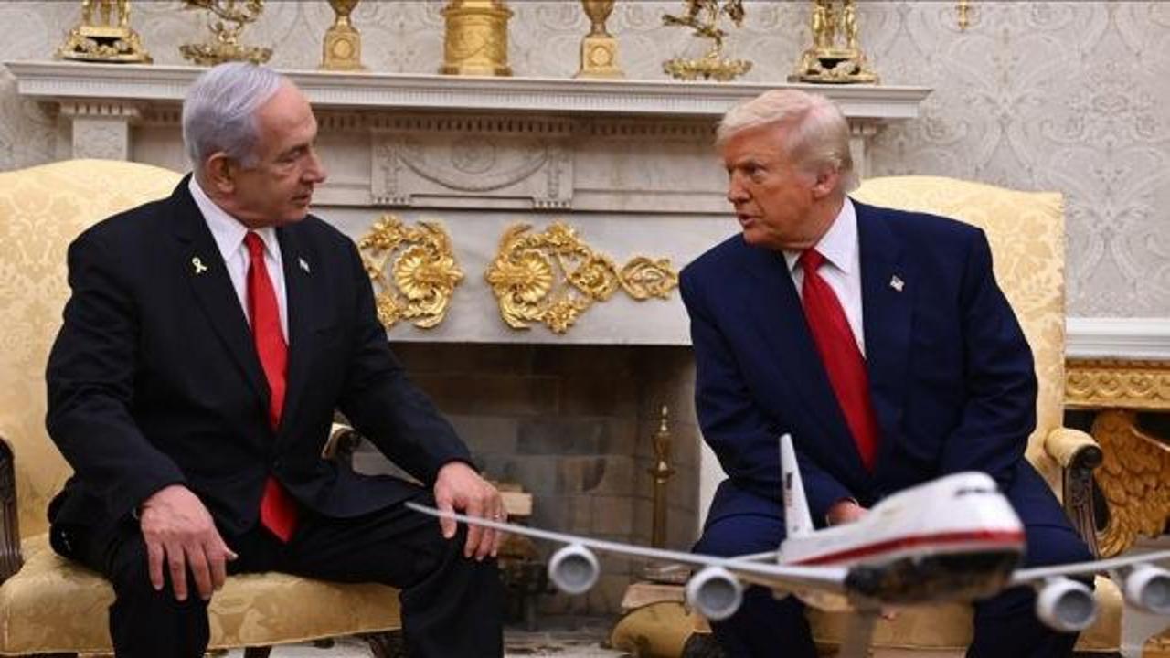 Donald Trump ve Binyamin Netanyahu'nun olduğu görsel.