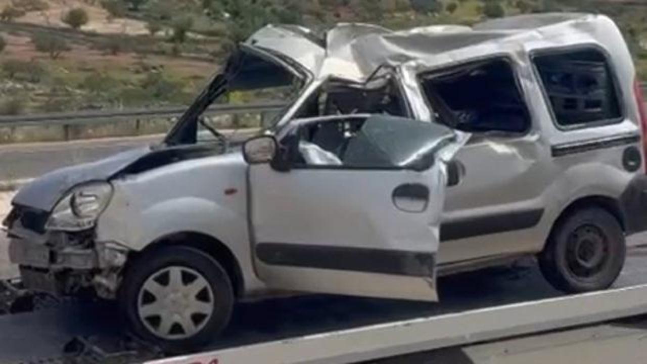 Hafif ticari ara&ccedil;, şarampole devrildi: 1 &ouml;l&uuml;, 1 yaralı