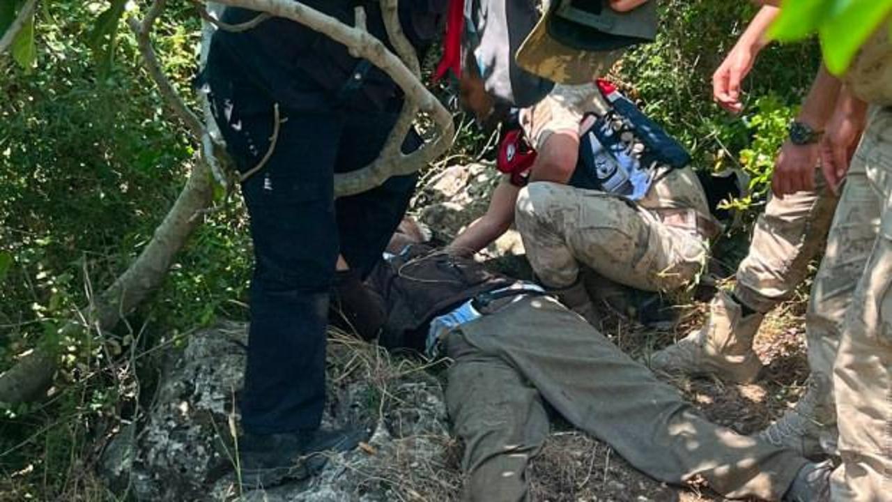 Durdu Çelik'in baygın bulunduğu anı gösteren arama kurtarma ekipleri.