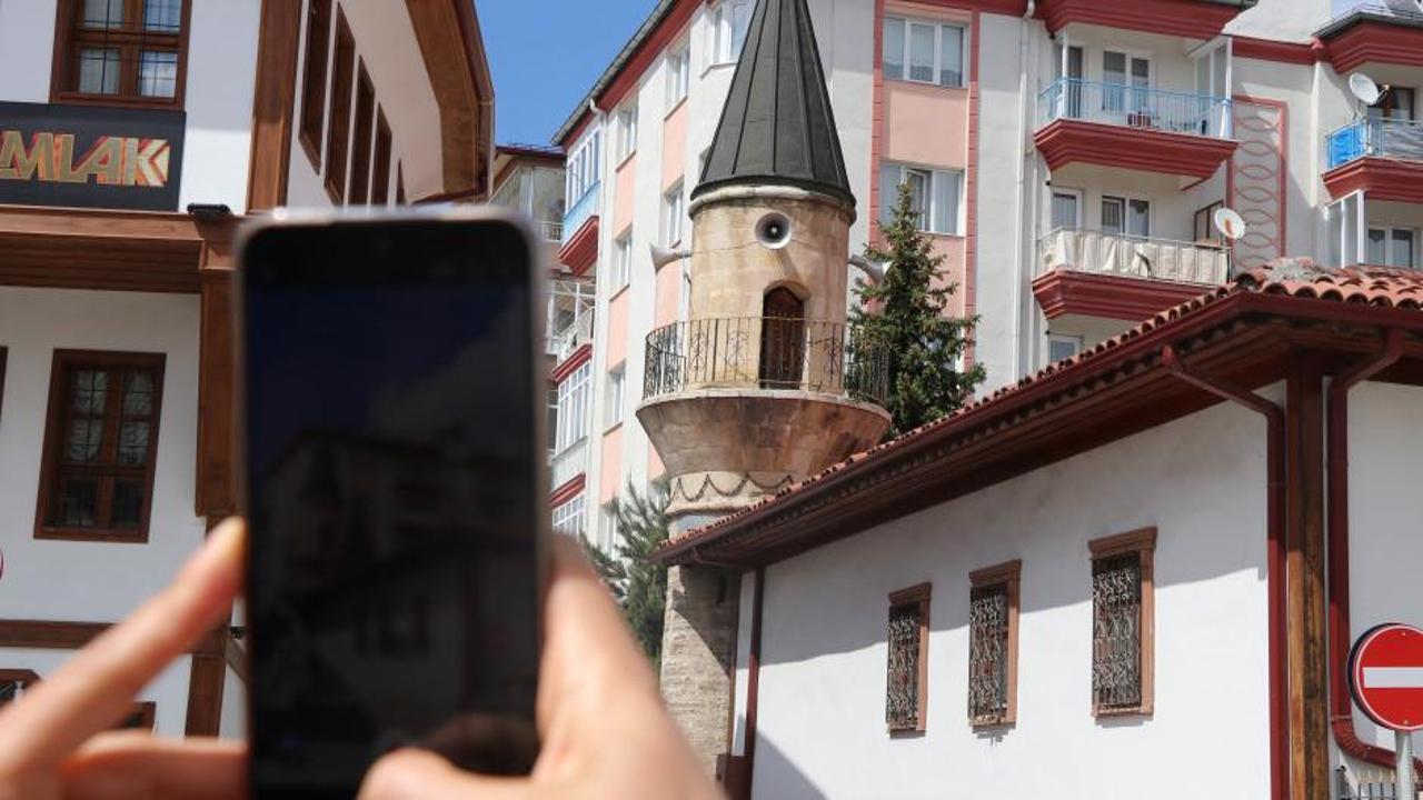 Sivas'ta bulunan tarihi Zincirli Minare Camii'nin dış görünüşü.