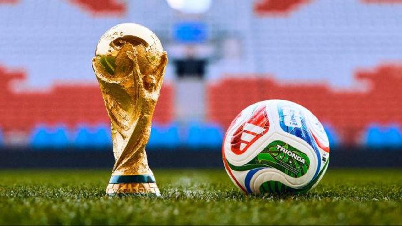 Hollanda ve Japonya milli takımları futbolcuları sahada