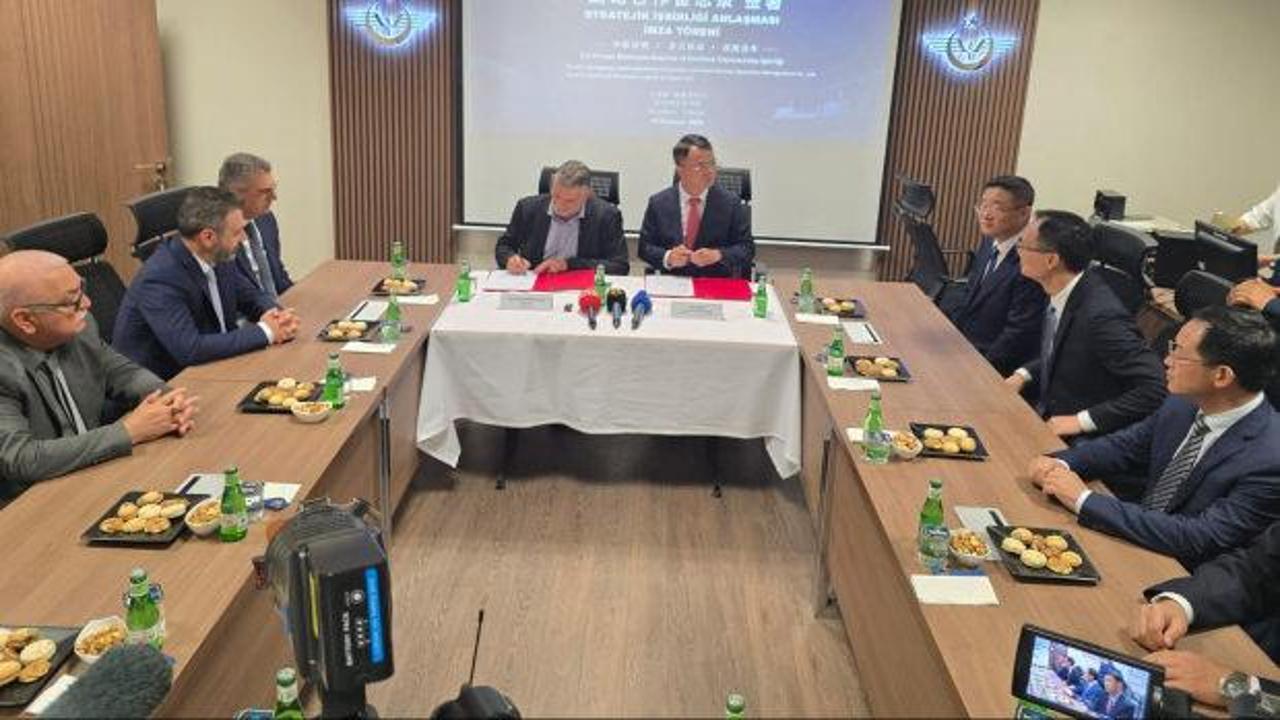 Türkiye ve Çinli şirket yetkilileri stratejik iş birliği anlaşmasını imzalarken