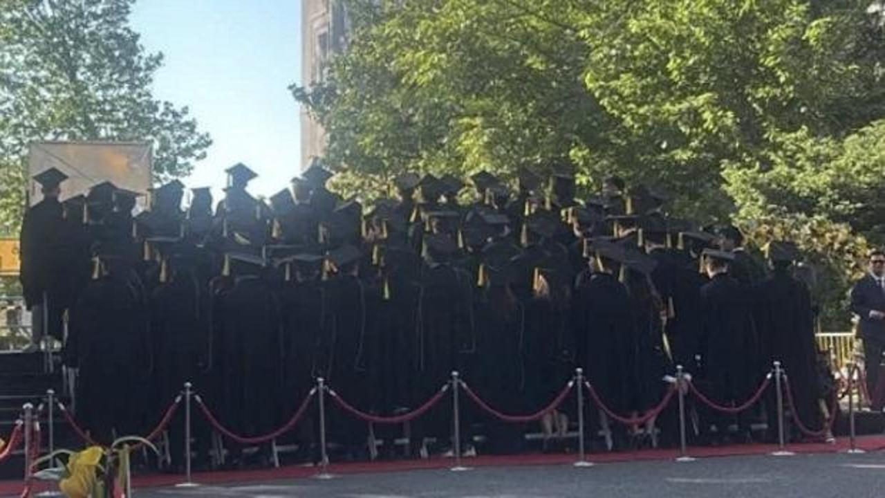 İstanbul Erkek Lisesi mezuniyet töreninde öğrencilerin protesto ettiği anı gösteren temsili bir görsel.