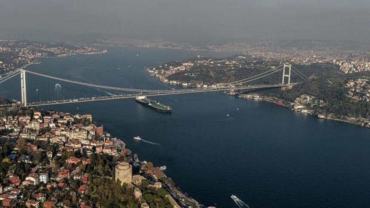 İstanbul'da yol kenarındaki kurumuş otlar ve temizlik çalışması