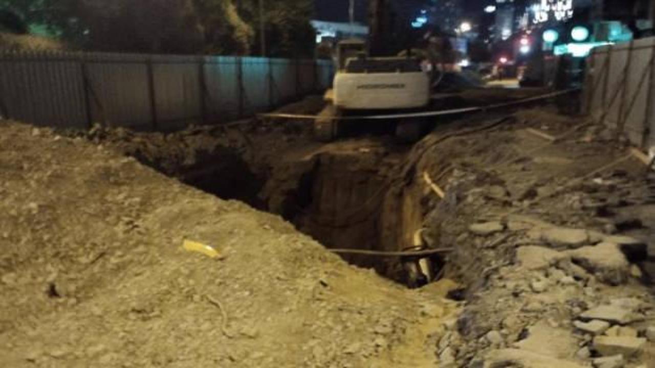 Taksi şoförünün yaralandığı ve doğal gaz boru hattının hasar gördüğü kaza sonrası olay yeri.