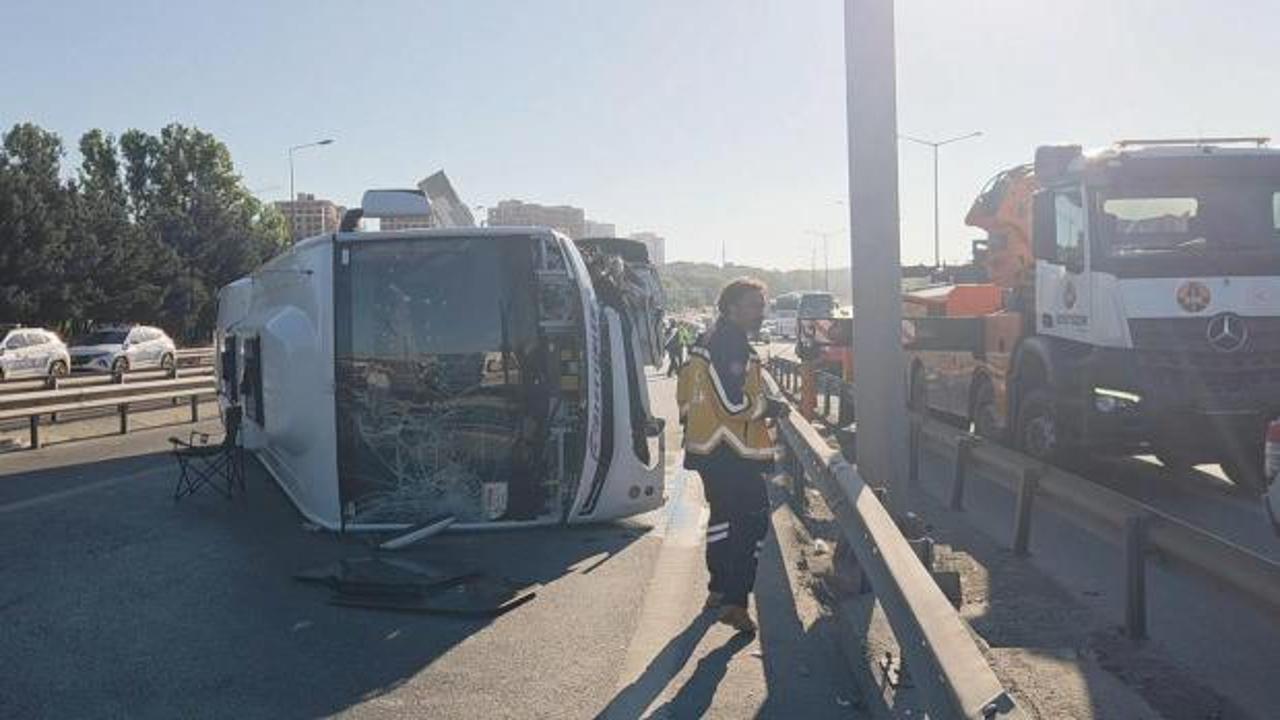 İstanbul'da yolcu midib&uuml;s&uuml; devrildi: 12 yaralı