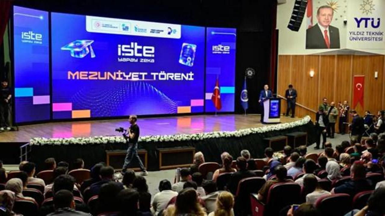 YT&Uuml;'de &ldquo;İş&rsquo;te Yapay Zeka&rdquo; mezuniyet t&ouml;reni d&uuml;zenlendi! Bakan Kacır &ouml;nemli mesajlar verdi